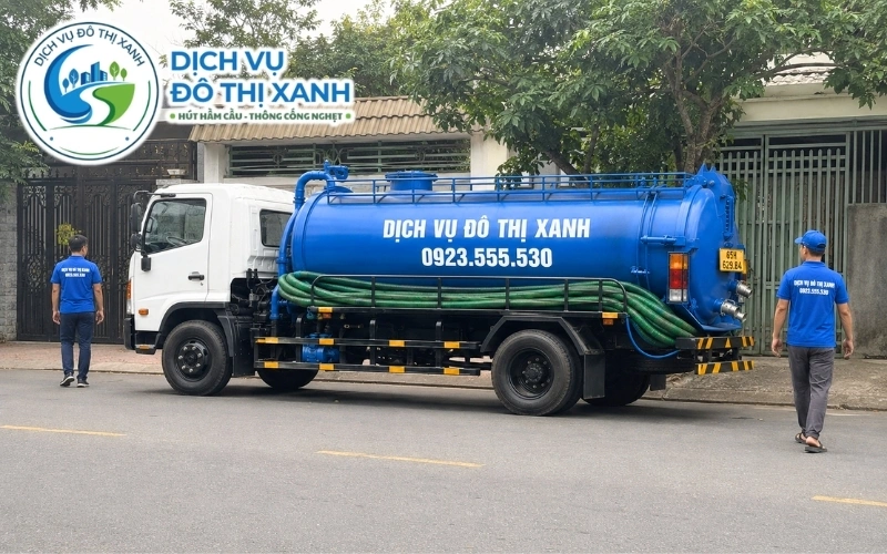 Nhân viên Đô Thị Xanh đang thi công hút hầm cầu tại Vĩnh Thạnh