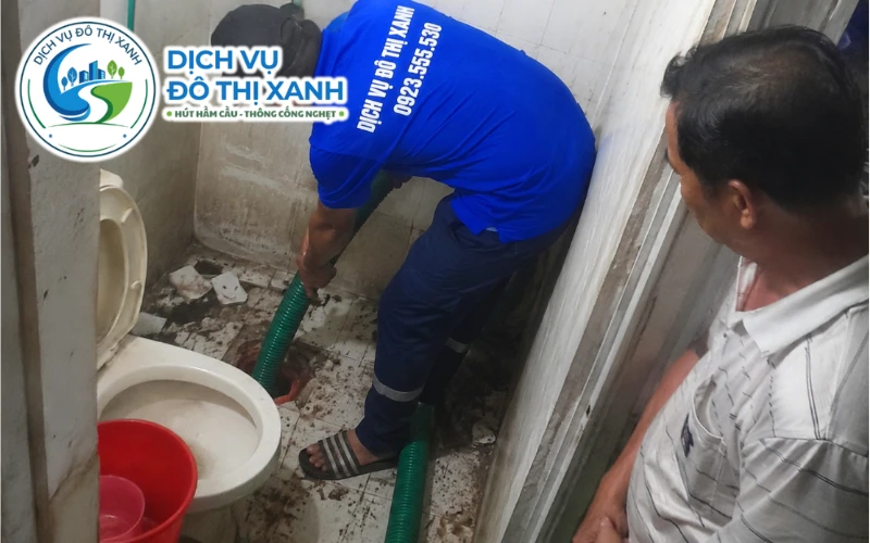 Nhân viên Đô Thị Xanh đang thi công hút hầm cầu tại Tịnh Biên