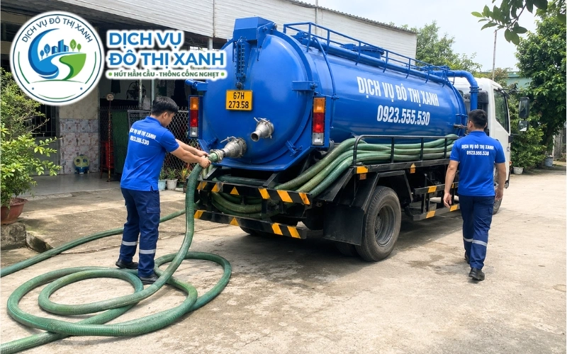 Nhân viên Đô Thị Xanh đang thi công hút hầm cầu tại Thoại Sơn