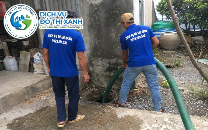 Hút hầm cầu Long Xuyên: hút sạch 1 lần, xe vào hẻm nhỏ 9 Nhân viên Đô Thị Xanh đang thi công hút hầm cầu tại Long Xuyên
