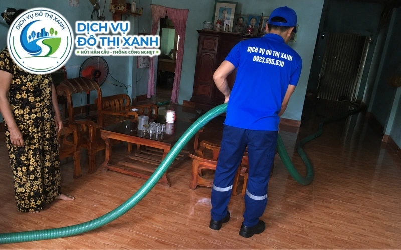 Nhân viên Đô Thị Xanh đang thi công hút hầm cầu tại Châu Phú