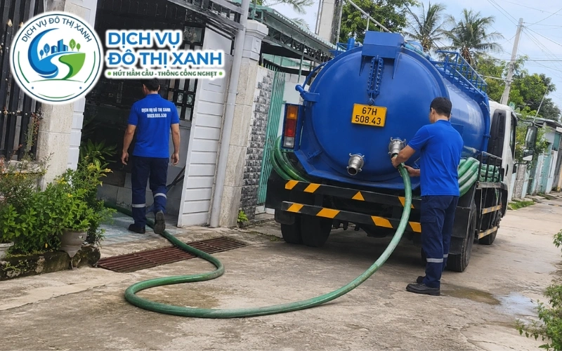 Hút hầm cầu Châu Thành An Giang 24/7, xe về tận ấp 4 Nhân viên Đô Thị Xanh đang thi công hút hầm cầu tại Châu Thành An Giang