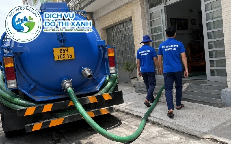 Nhân viên Đô Thị Xanh đang thi công hút hầm cầu tại Ninh Kiều