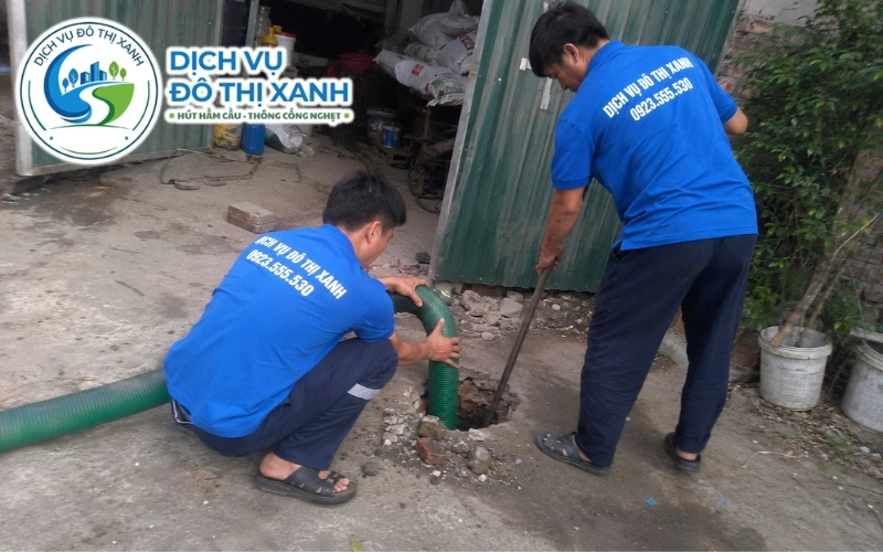 Nhân viên Đô Thị Xanh đang thi công hút hầm cầu tại Châu Phú