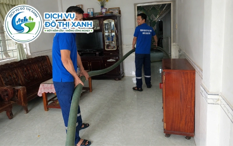 Nhân viên Đô Thị Xanh đang thi công hút hầm cầu tại Châu Phú
