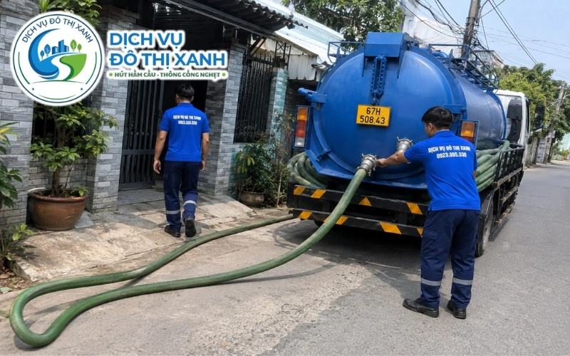 Hút hầm cầu Châu Thành An Giang 24/7, xe về tận ấp 2 Nhân viên Đô Thị Xanh đang thi công hút hầm cầu tại Châu Thành An Giang