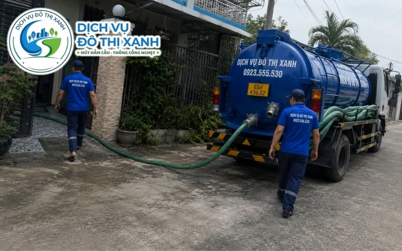 Nhân viên Đô Thị Xanh đang thi công hút hầm cầu tại Ninh Kiều
