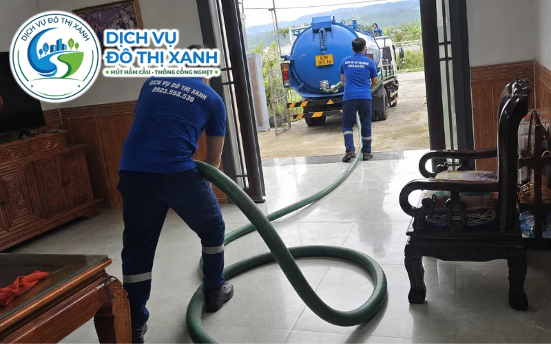 Nhân viên Đô Thị Xanh đang thi công hút hầm cầu tại Tri Tôn
