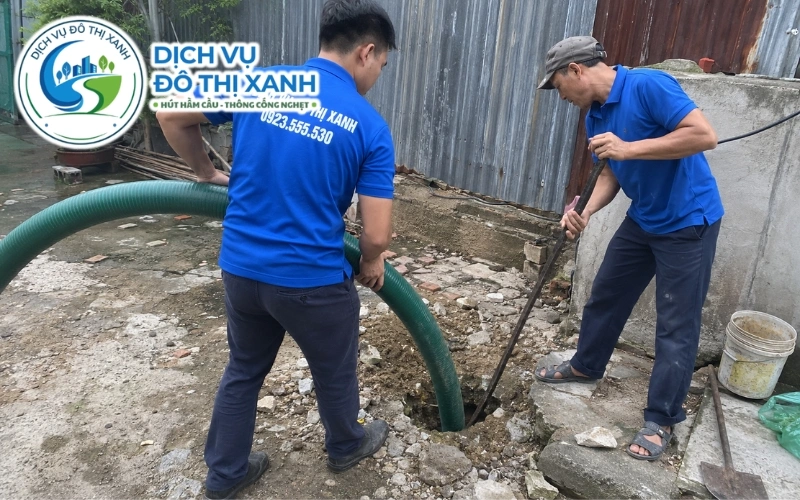 Nhân viên Đô Thị Xanh đang thi công hút hầm cầu tại Châu Phú