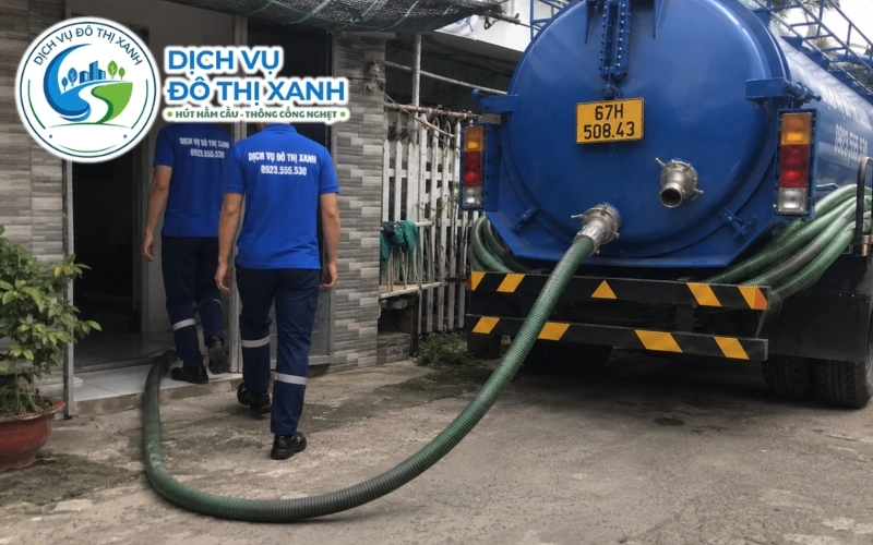 Hút hầm cầu Long Xuyên: hút sạch 1 lần, xe vào hẻm nhỏ 5 Nhân viên Đô Thị Xanh đang thi công hút hầm cầu tại Long Xuyên