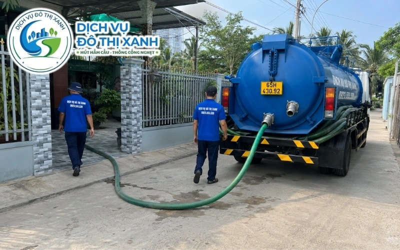 Hút hầm cầu Cái Răng cho nhà dân, quán ăn, nhà trọ 24/7 8 Nhân viên Đô Thị Xanh đang thi công hút hầm cầu tại Cái Răng