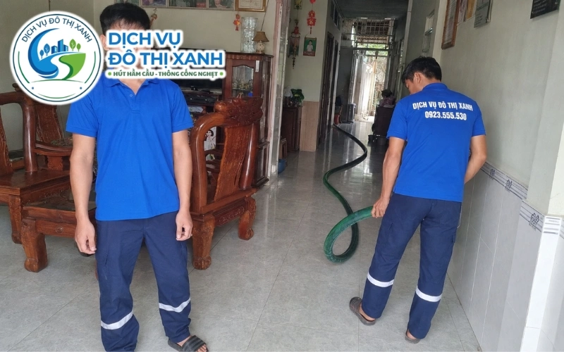 Nhân viên Đô Thị Xanh đang thi công hút hầm cầu tại Chợ Mới