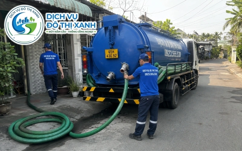 Hút hầm cầu Cái Răng cho nhà dân, quán ăn, nhà trọ 24/7 3 Nhân viên Đô Thị Xanh đang thi công hút hầm cầu tại Cái Răng