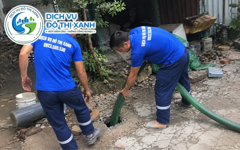 Nhân viên Đô Thị Xanh đang thi công hút hầm cầu tại Chợ Mới
