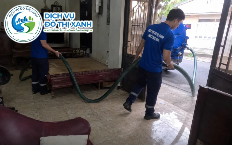 Nhân viên Đô Thị Xanh đang thi công hút hầm cầu tại Chợ Mới