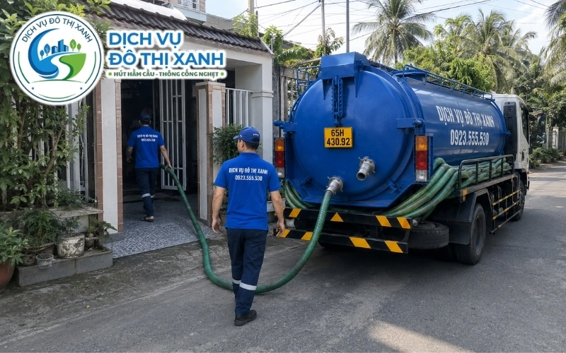 Nhân viên Đô Thị Xanh đang thi công hút hầm cầu tại Bình Thủy