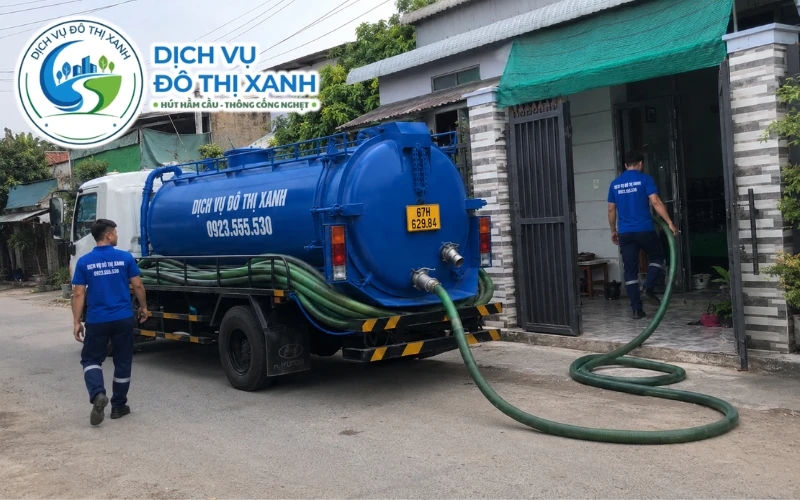 Nhân viên Đô Thị Xanh đang thi công hút hầm cầu tại Tịnh Biên