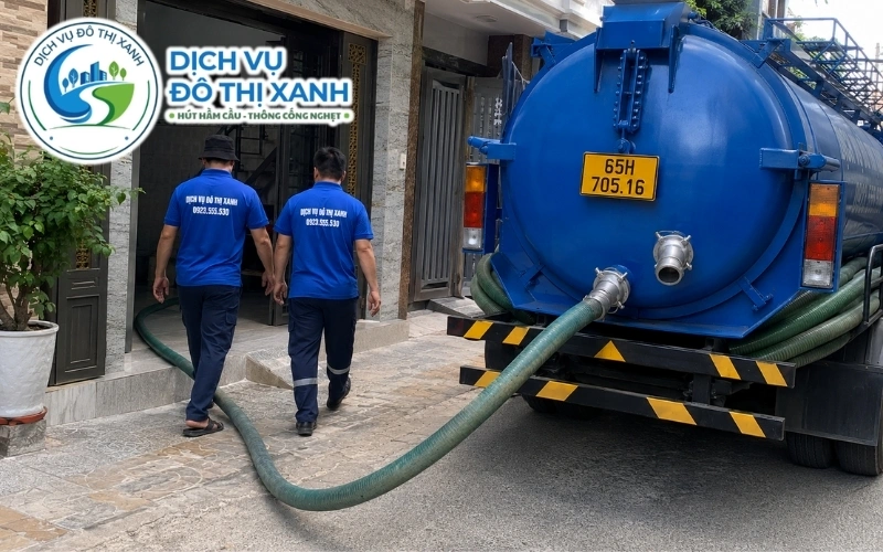 Nhân viên Đô Thị Xanh đang thi công hút hầm cầu tại Bình Thủy