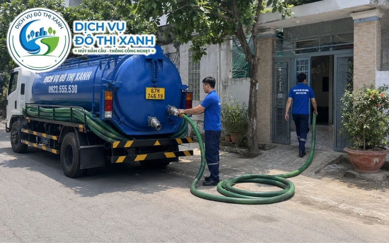Nhân viên Đô Thị Xanh đang thi công hút hầm cầu tại Chợ Mới