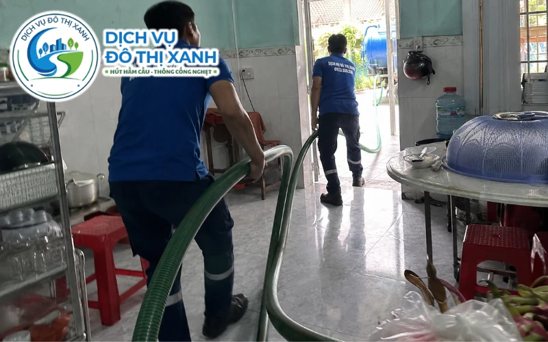 Nhân viên Đô Thị Xanh đang thi công hút hầm cầu tại Chợ Mới
