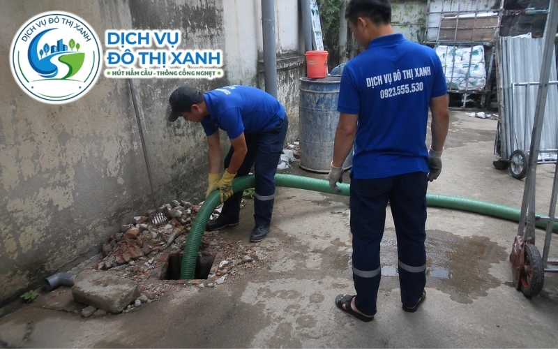 Hút hầm cầu Châu Đốc: hút sạch 1 lần, xe tới tận nơi 11 Nhân viên Đô Thị Xanh đang thi công hút hầm cầu tại Châu Đốc
