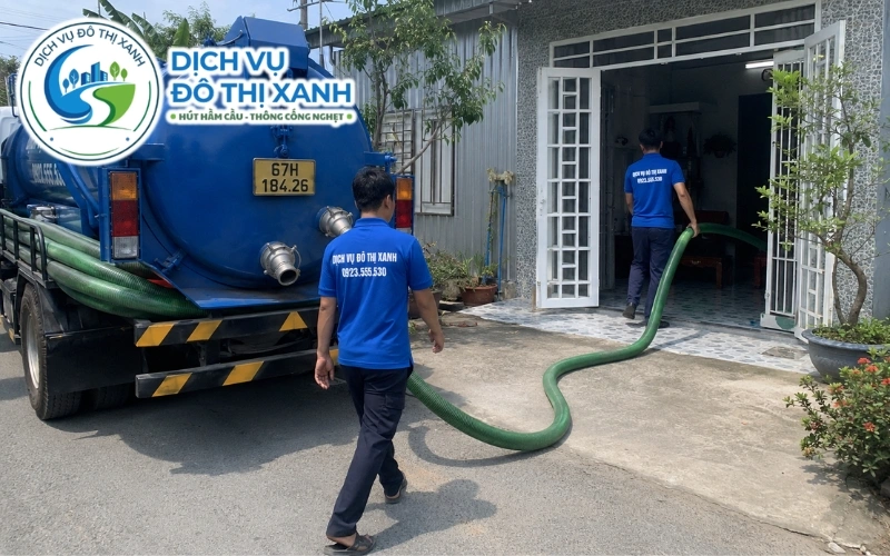 Nhân viên Đô Thị Xanh đang thi công hút hầm cầu tại Thoại Sơn