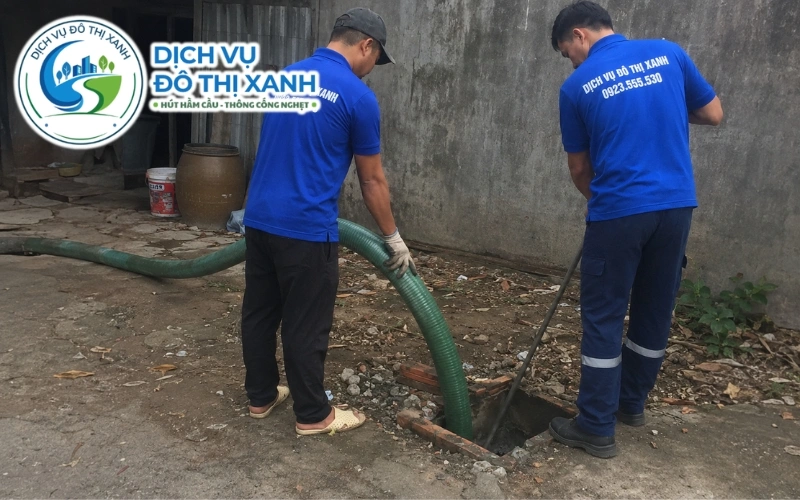 Nhân viên Đô Thị Xanh đang thi công hút hầm cầu tại Thoại Sơn