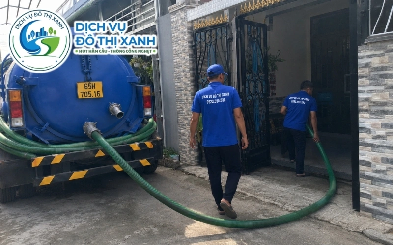 Nhân viên Đô Thị Xanh đang thi công hút hầm cầu tại Vĩnh Thạnh
