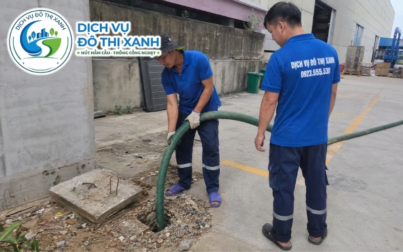 Hút Hầm Cầu Phú Tân 24/7, Xe Tới Nhanh Khi Hầm Đầy 13 Nhân viên Đô Thị Xanh đang thi công hút hầm cầu tại Phú Tân