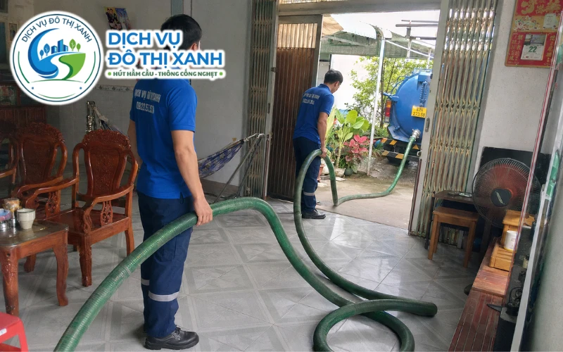 Hút hầm cầu Long Xuyên: hút sạch 1 lần, xe vào hẻm nhỏ 6 Nhân viên Đô Thị Xanh đang thi công hút hầm cầu tại Long Xuyên