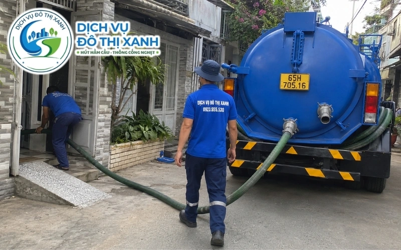 Hút hầm cầu Thới Lai cho nhà dân, nhà trọ, quán ăn, công ty 2 Nhân viên Đô Thị Xanh đang thi công hút hầm cầu tại Thới Lai