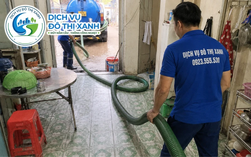 Hút Hầm Cầu Phú Tân 24/7, Xe Tới Nhanh Khi Hầm Đầy 8 Nhân viên Đô Thị Xanh đang thi công hút hầm cầu tại Phú Tân