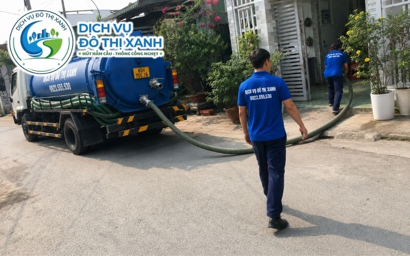 Hút hầm cầu Thới Lai cho nhà dân, nhà trọ, quán ăn, công ty 9 Nhân viên Đô Thị Xanh đang thi công hút hầm cầu tại Thới Lai
