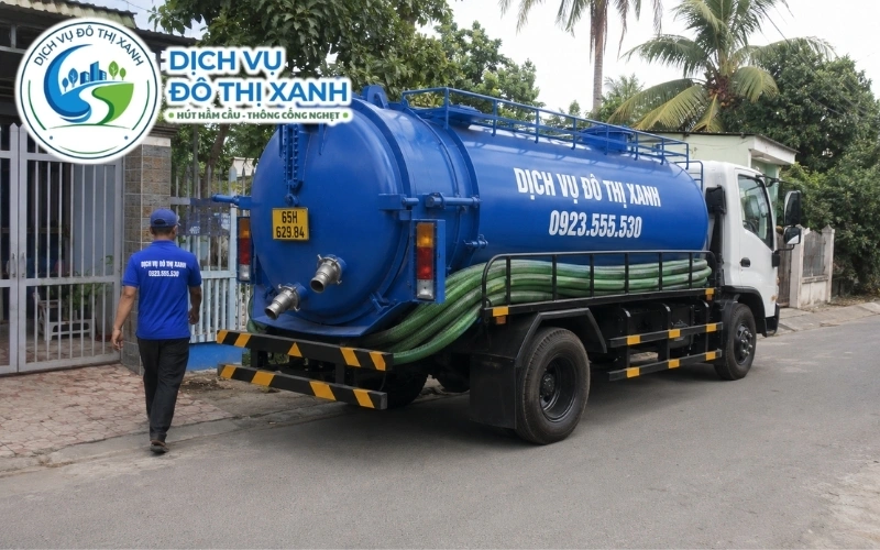 Nhân viên Đô Thị Xanh đang thi công hút hầm cầu tại Vĩnh Thạnh