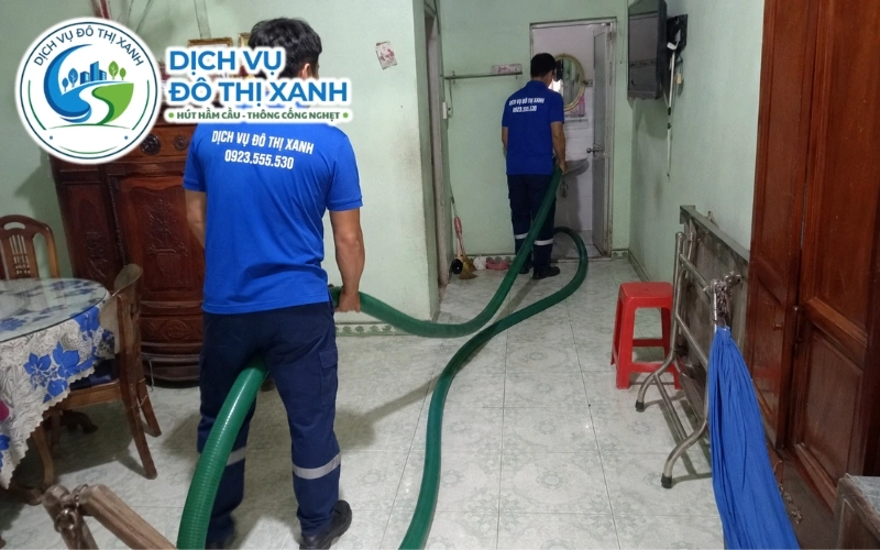 Nhân viên Đô Thị Xanh đang thi công hút hầm cầu tại Thoại Sơn