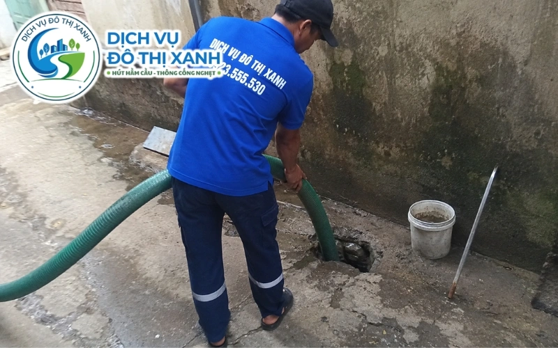 Nhân viên Đô Thị Xanh đang thi công hút hầm cầu tại Thoại Sơn