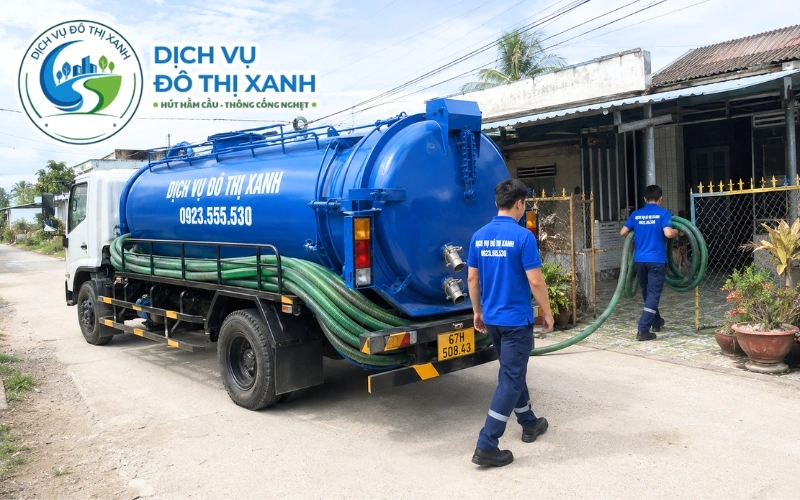 Hút hầm cầu Châu Đốc: hút sạch 1 lần, xe tới tận nơi 5 Nhân viên Đô Thị Xanh đang thi công hút hầm cầu tại Châu Đốc
