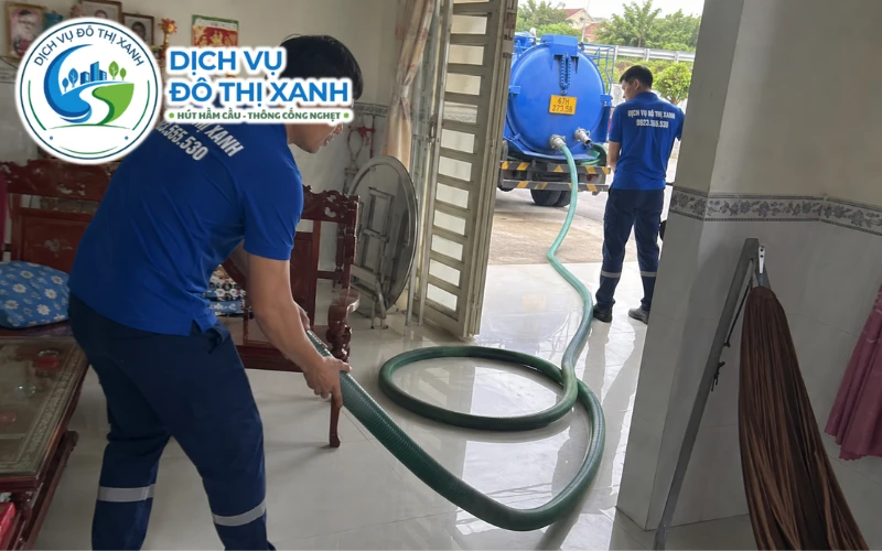 Hút Hầm Cầu Phú Tân 24/7, Xe Tới Nhanh Khi Hầm Đầy 6 Nhân viên Đô Thị Xanh đang thi công hút hầm cầu tại Phú Tân