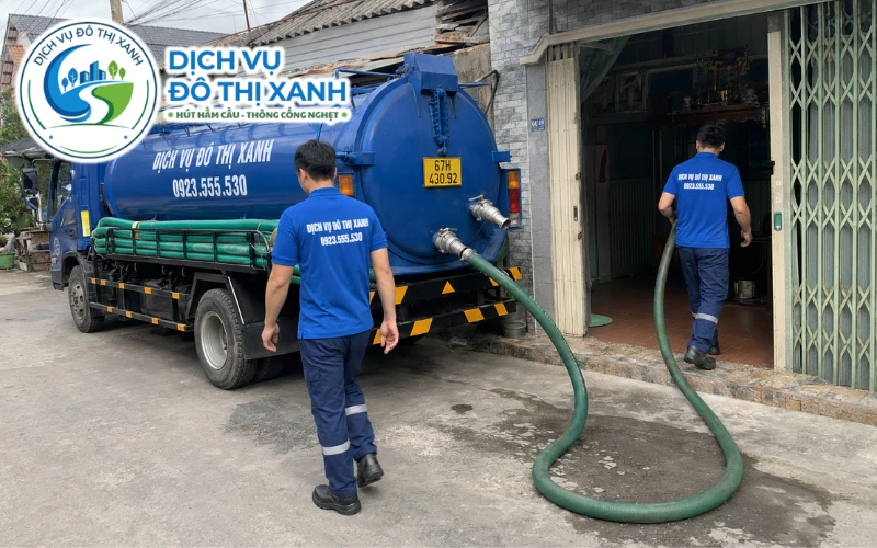 Nhân viên Đô Thị Xanh đang thi công hút hầm cầu tại Châu Phú