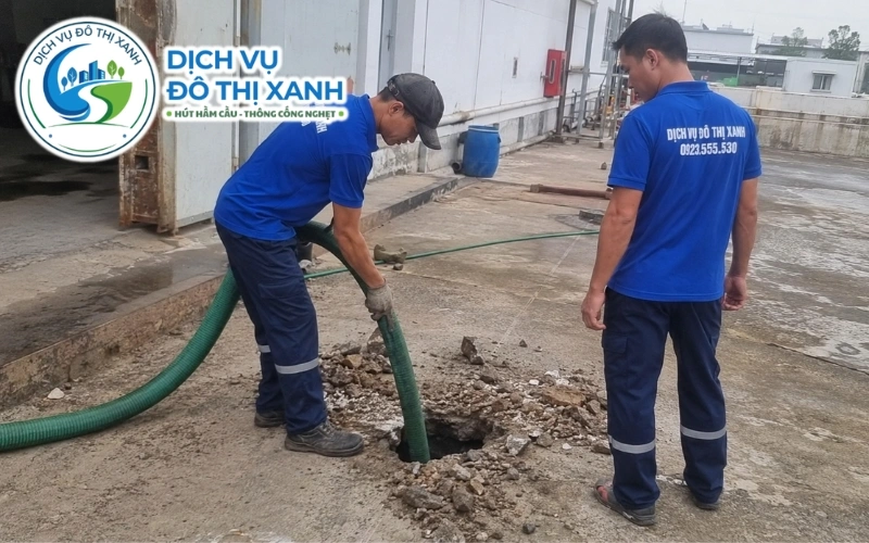 Nhân viên Đô Thị Xanh đang thi công hút hầm cầu tại Tân Châu