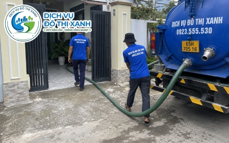 Hút hầm cầu Cờ Đỏ uy tín, báo giá rõ trước khi làm 7 Nhân viên Đô Thị Xanh đang thi công hút hầm cầu tại Cờ Đỏ