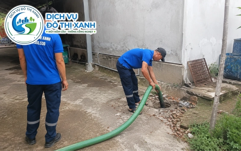 Nhân viên Đô Thị Xanh đang thi công hút hầm cầu tại Tân Châu