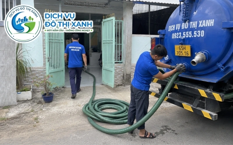 Hút hầm cầu Thốt Nốt, giá rõ ràng, thợ đến tận nơi 24/7 5 Nhân viên Đô Thị Xanh đang thi công hút hầm cầu tại Thốt Nốt