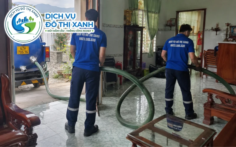 Nhân viên Đô Thị Xanh đang thi công hút hầm cầu tại An Phú