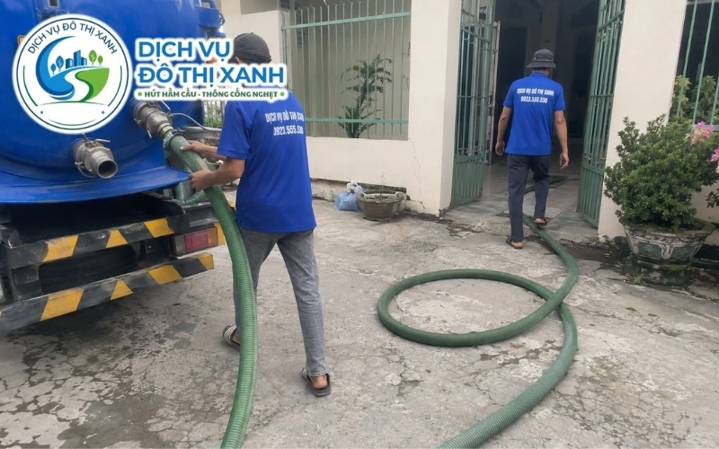 Nhân viên Đô Thị Xanh đang thi công hút hầm cầu tại Ô Môn