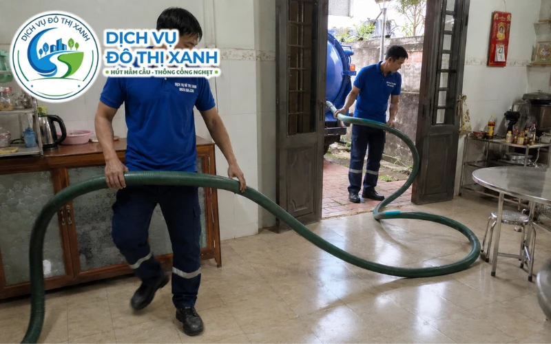 Nhân viên Đô Thị Xanh đang thi công hút hầm cầu tại Thoại Sơn