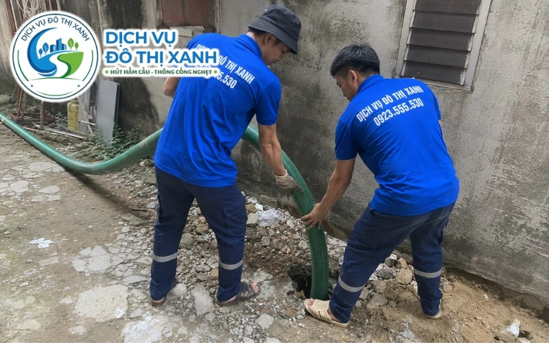Nhân viên Đô Thị Xanh đang thi công hút hầm cầu tại An Phú