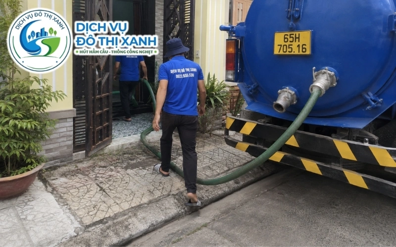 Nhân viên Đô Thị Xanh đang thi công hút hầm cầu tại Ô Môn