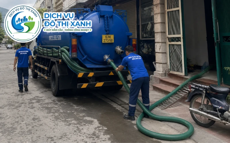 Nhân viên Đô Thị Xanh đang thi công hút hầm cầu tại Tri Tôn