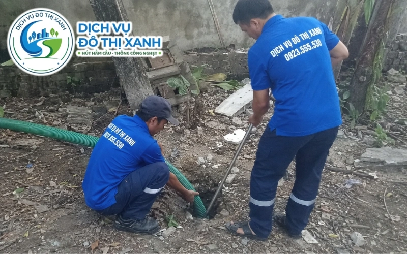 Hút hầm cầu Châu Thành An Giang 24/7, xe về tận ấp 9 Nhân viên Đô Thị Xanh đang thi công hút hầm cầu tại Châu Thành An Giang
